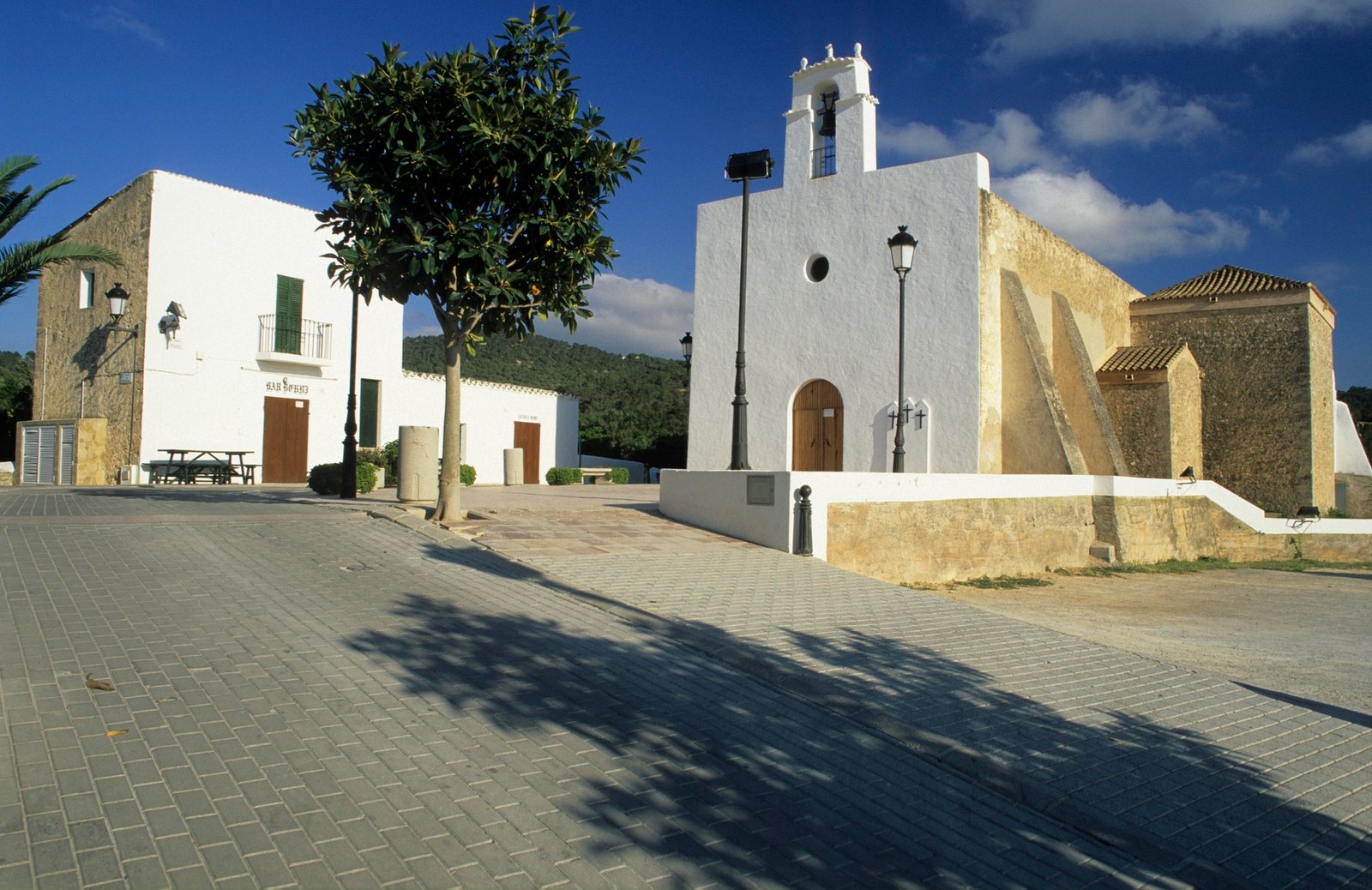 Ruta de las Iglesias Blancas con el alquiler de una moto en Ibiza