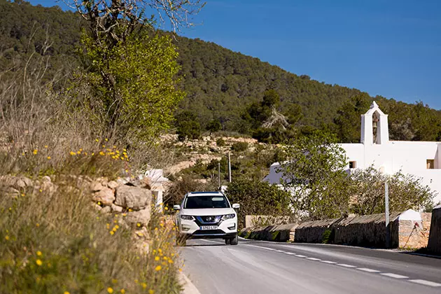 Consejos para conducir en Ibiza en temporada alta: tráfico, aparcamiento y más